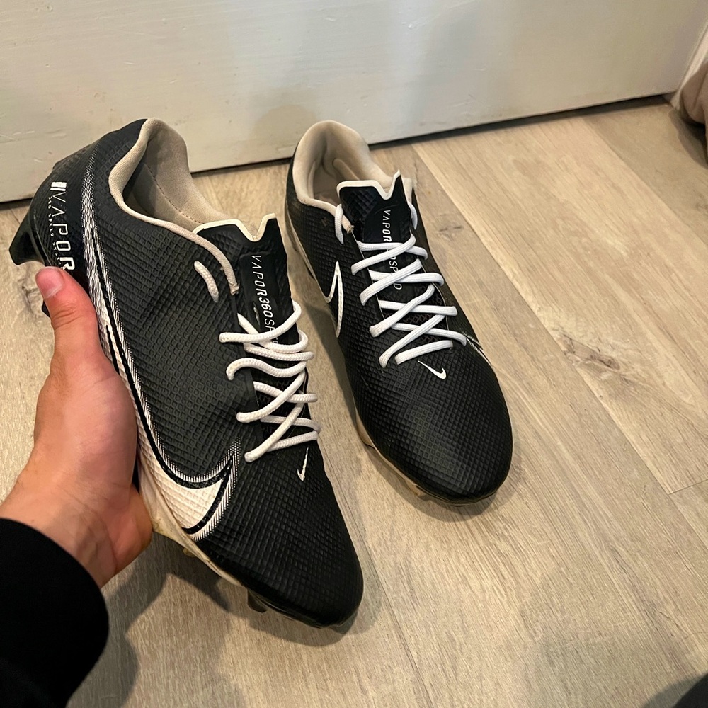 these cleats, a super comfortable and look amazing, the white leases give a pop